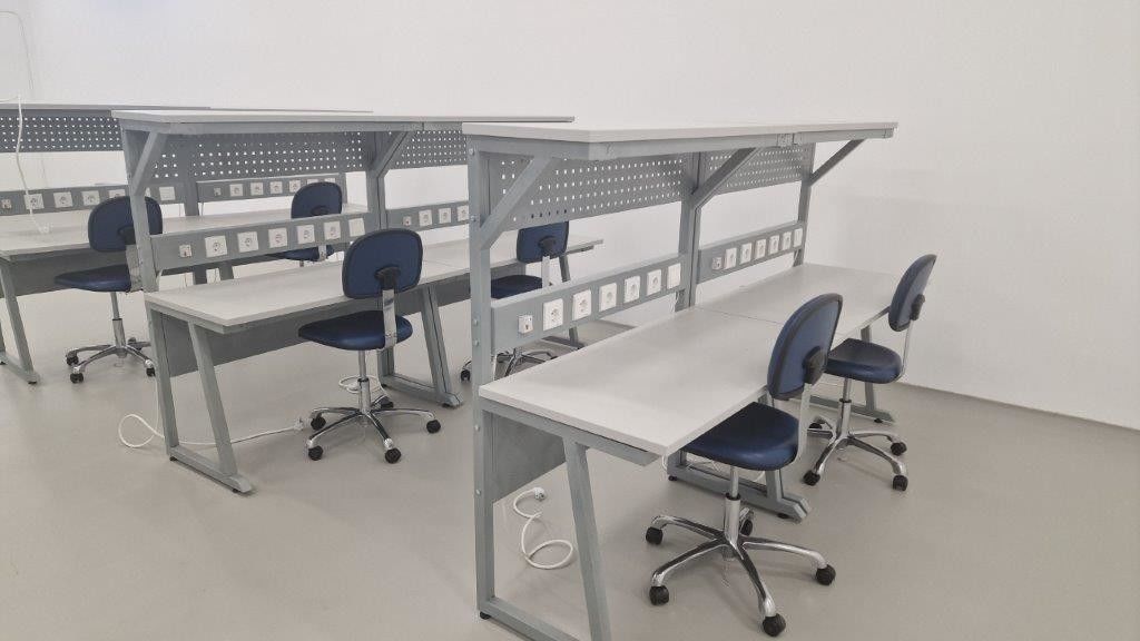 Customized Adjustable Industrial ESD Workbench For Electronics Assembly Lab Heavy Duty Work Table